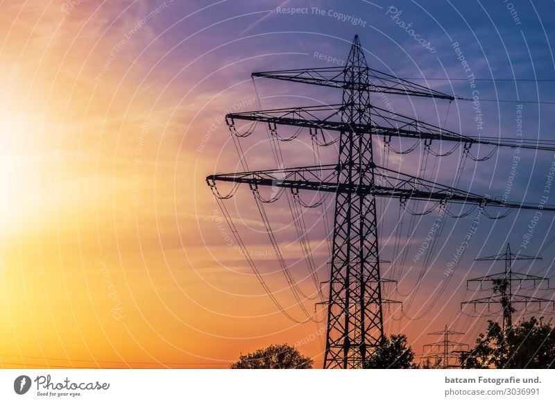 Hochspannungsmast im grellen Sonnenlicht Energie sparen Energiewirtschaft Kabel Erneuerbare Energie Sonnenenergie Kernkraftwerk gelb alternativ elektrizität