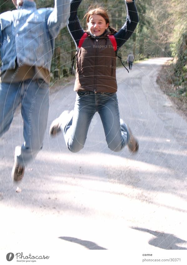 Ziel erreicht! Freundschaft wandern Freudensprung Natur Straße