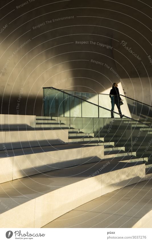 Autostadt Mensch feminin Junge Frau Jugendliche Erwachsene 1 Wolfsburg Deutschland Stadt Bauwerk Gebäude Architektur Mauer Wand Treppe Geländer Sehenswürdigkeit