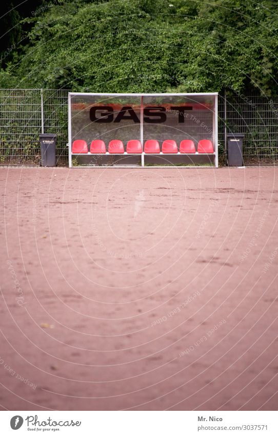 Gast.stätte Freizeit & Hobby Sport Ballsport Sportmannschaft Fußball Sportstätten Fußballplatz Pflanze Sträucher Blatt sportlich Auswechselbank Hartplatz Bank