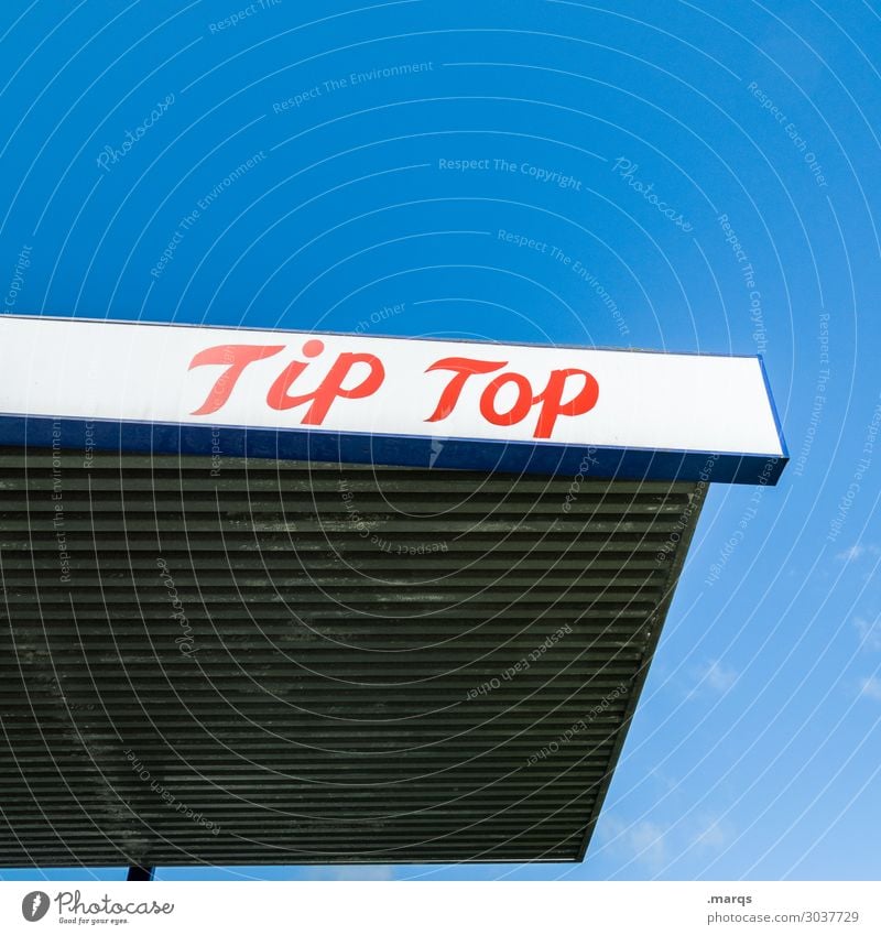 Tip Top Tanke Wolkenloser Himmel Tankstelle Werbung tip top Schriftzeichen rot weiß Billig Benzin tanken Farbfoto Außenaufnahme Menschenleer Textfreiraum links