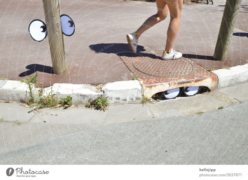 streetworker Mensch Auge Beine Kunst gehen Comic Gully Bürgersteig Straße Fußgänger Blick Versteck Pfosten Bordsteinkante Farbfoto Gedeckte Farben Außenaufnahme