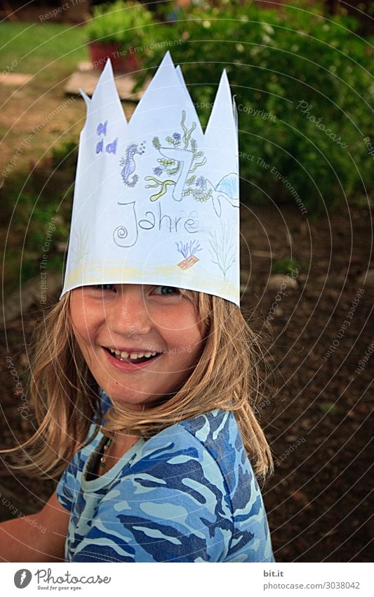 Geburtstagskind mit Krone auf dem Kopf, zuhause im Garten. Party Feste & Feiern Mensch feminin Kind Mädchen Familie & Verwandtschaft Kindheit Freude Glück