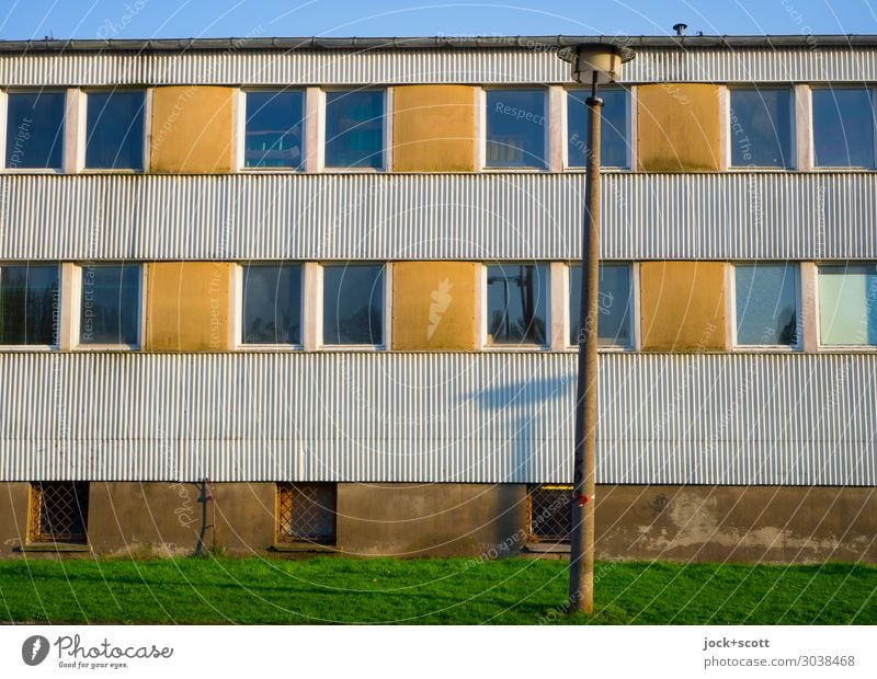 viel Sonne vor der Hütte DDR Wiese Prenzlauer Berg Gebäude Fassade Fenster Straßenbeleuchtung Wellblechwand Streifen authentisch eckig hässlich retro trist