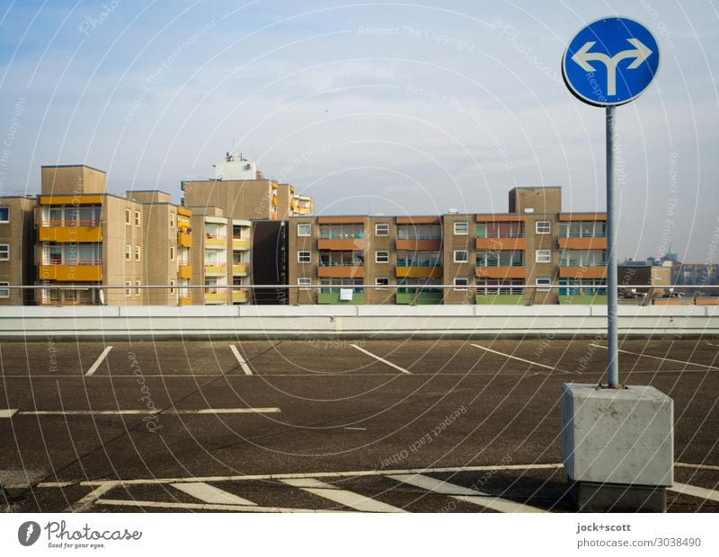 Rechts oder Links auf dem Parkdeck Parkhaus Plattenbau Fassade Verkehrszeichen Verkehrsschild Parkplatz Asphalt Pfeil links rechts authentisch modern oben