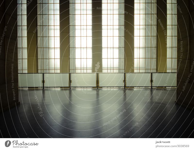 Monumentale Fenster Architektur Neoklassizismus Berlin-Tempelhof Flughafen Geländer Fensterkreuz ästhetisch historisch hoch Stil Symmetrie Vergangenheit