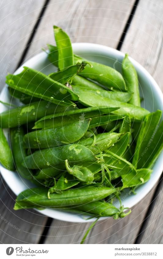 frische Bio Erbsen Lebensmittel Gemüse Erbsenschoten Ernährung Essen Picknick Bioprodukte Vegetarische Ernährung Diät Fasten Slowfood Lifestyle Gesundheit