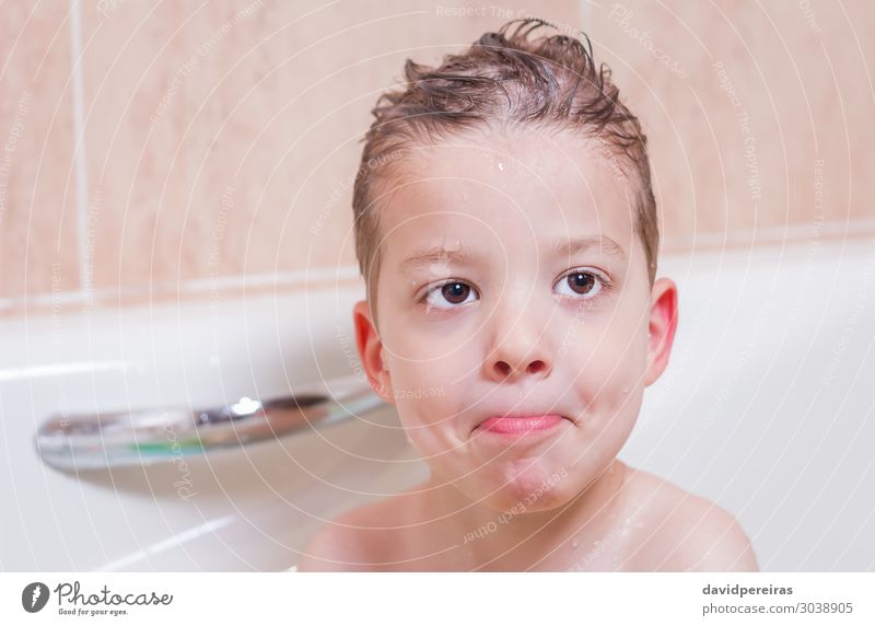 Süßer Junge Glücklichsein beim Baden Freude schön Gesicht Badewanne Kind Baby Kleinkind Kindheit Lächeln lachen Fröhlichkeit klein nass niedlich Sauberkeit