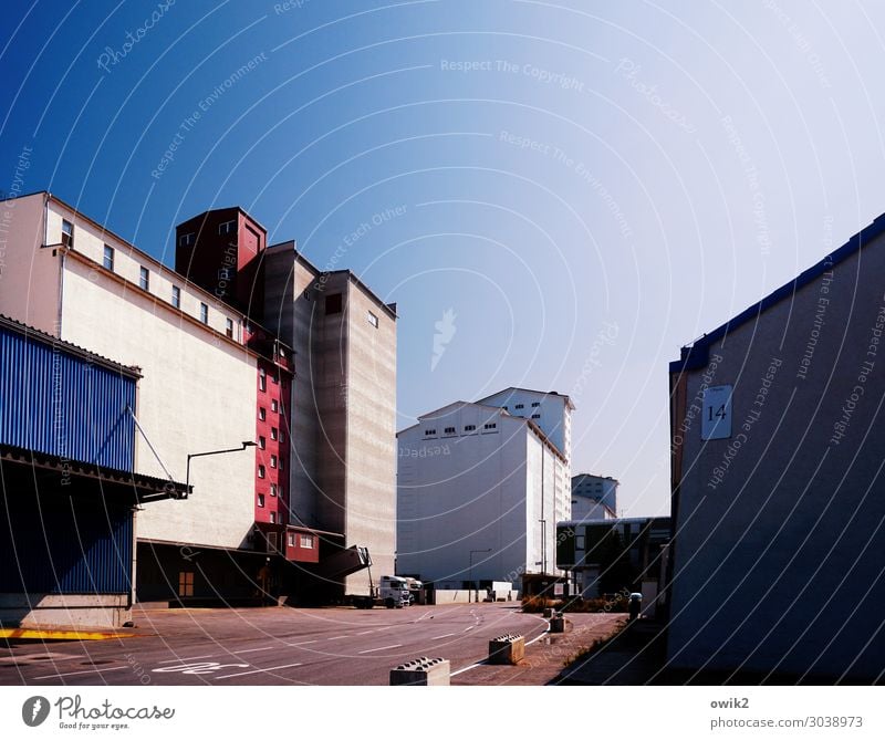 Alter Hafen Arbeit & Erwerbstätigkeit Arbeitsplatz Wolkenloser Himmel Schönes Wetter Wien Hauptstadt Stadtrand Haus Turm Tor Gebäude Mauer Wand Fenster Dach