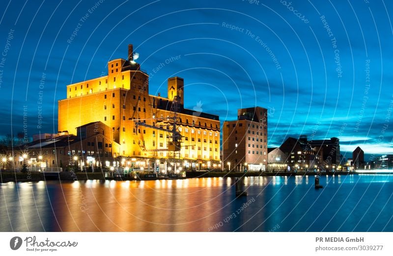 Innenhafen 3 Wasser Himmel Hafenstadt einfach Originalität Kultur Tourismus Duisburg Gebäude Wasseroberfläche Farbfoto Außenaufnahme Textfreiraum unten Abend