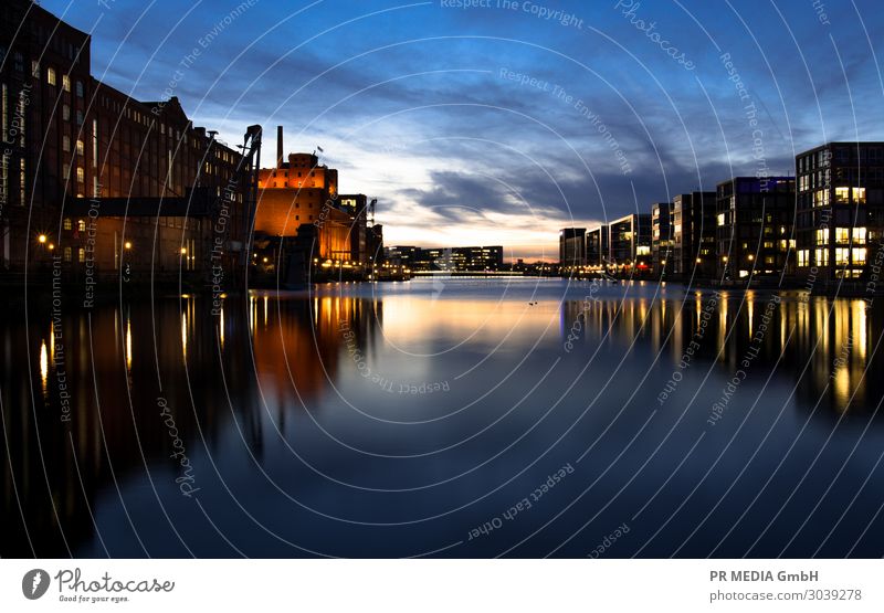 Innenhafen 1 Himmel Sonnenaufgang Sonnenuntergang Sommer Hafenstadt Gebäude blau schwarz Duisburg mehrfarbig Außenaufnahme Textfreiraum unten Abend Dämmerung