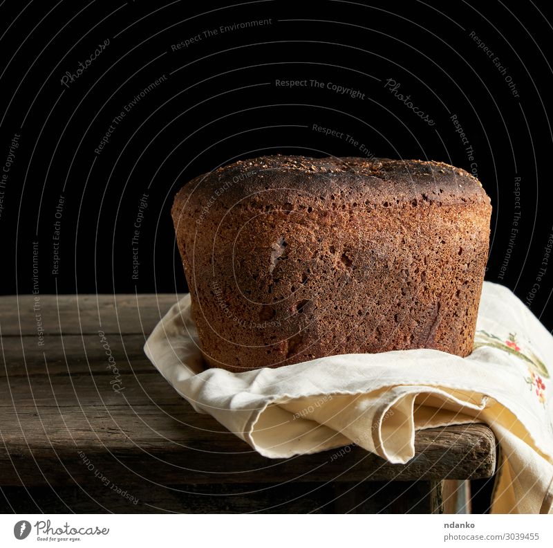 gebackenes Roggenbrot liegt Mehl auf einem Textiltuch. Brot Ernährung Essen Mittagessen Abendessen Diät Tisch Küche Holz alt dunkel frisch lecker natürlich