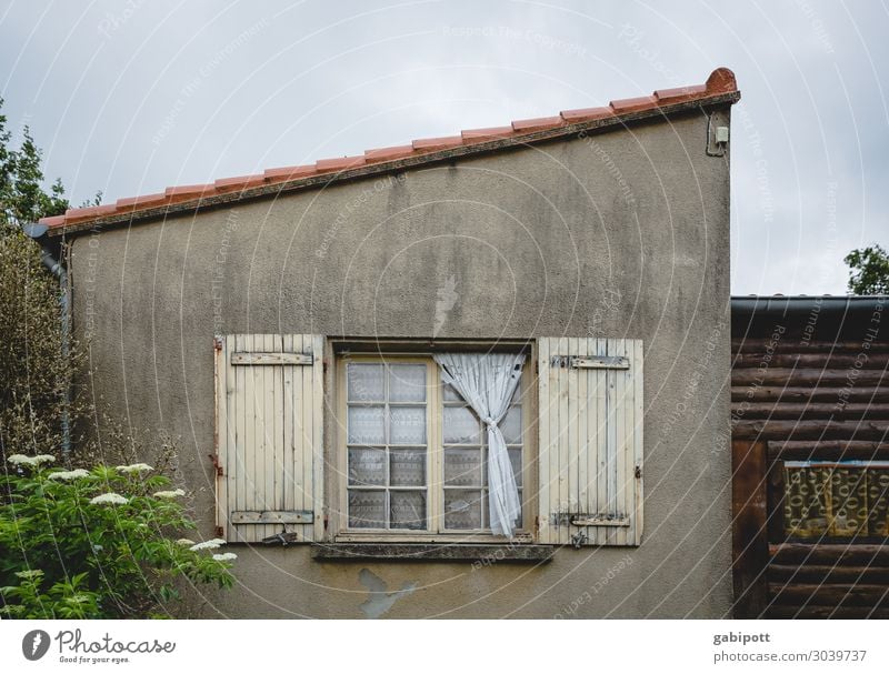 Nachbarschaft II Menschenleer Haus Mauer Wand Fenster alt trashig trist blau braun Senior Armut Perspektive Stimmung Umzug (Wohnungswechsel) Verfall