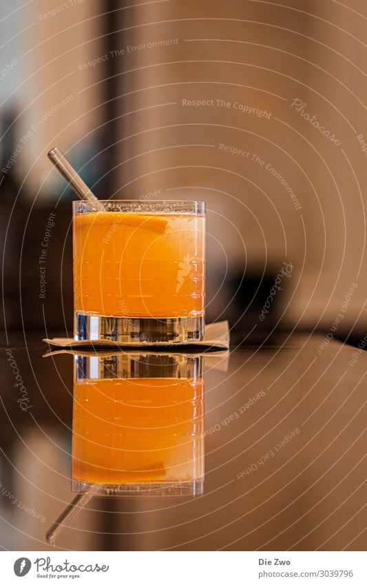 Mirrored Drink Festessen Getränk Alkohol Longdrink Cocktail Trinkhalm trinken ästhetisch außergewöhnlich elegant positiv reich orange Stimmung Vorfreude