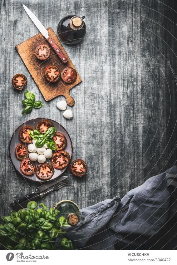 Hintergrund mit geschnittenen Tomaten und Mozzarella Lebensmittel Käse Gemüse Salat Salatbeilage Kräuter & Gewürze Ernährung Mittagessen Bioprodukte