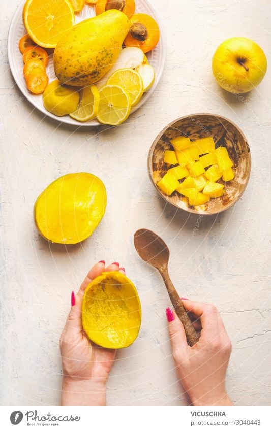 Mango zubereiten. Hände halten leere Mangoschale und Löffel Lebensmittel Frucht Ernährung Bioprodukte Vegetarische Ernährung Diät Geschirr Schalen & Schüsseln