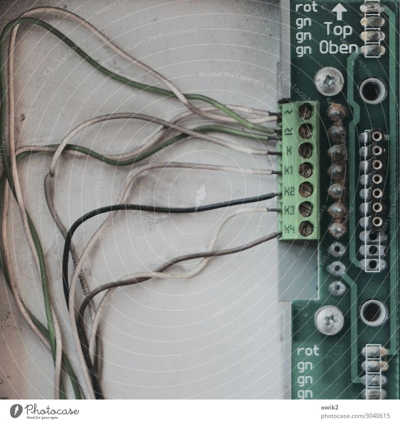 Das Zentrum der Macht Technik & Technologie Kontakt Draht Verbindung Metall Kunststoff Zeichen Schriftzeichen Pfeil authentisch Zusammensein grau grün