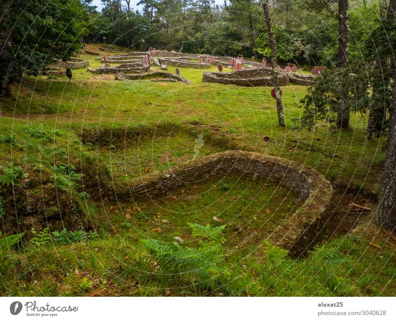 Das Borneiro Hillfort in Cabana (Spanien) Ferien & Urlaub & Reisen Tourismus Berge u. Gebirge Haus Kultur Landschaft Hügel Felsen Dorf Stadt Ruine Gebäude