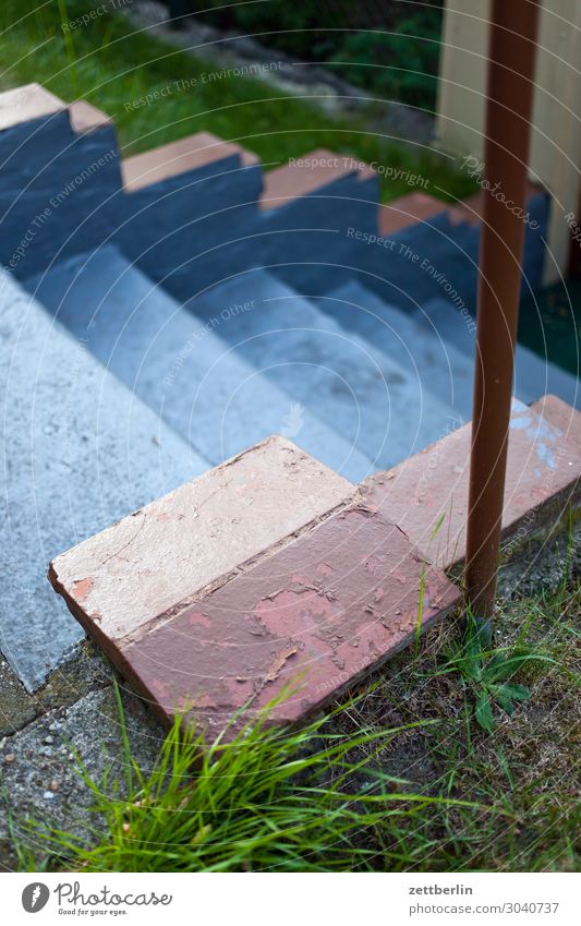 Treppe runter Treppenabsatz Abstieg aufsteigen Geländer Treppengeländer Menschenleer Niveau Textfreiraum aufwärts abwärts