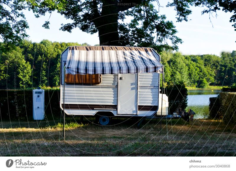 Wohnen am See Wohnwagen Camping Ferien & Urlaub & Reisen Menschenleer Campingplatz ländlich Farbfoto Freizeit & Hobby Sommer Natur Freiheit Schatten Idylle