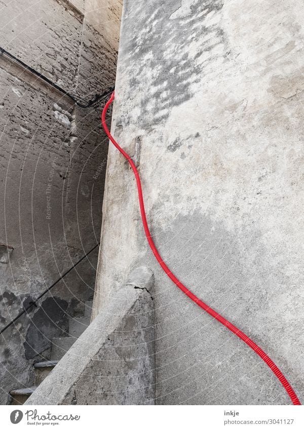 Umleitung Altstadt Menschenleer Haus Gebäude Mauer Wand Treppe Fassade Kabel Leitung Rohrleitung Ecke Stein Beton rot Warnfarbe grau verfallen oben aufwärts