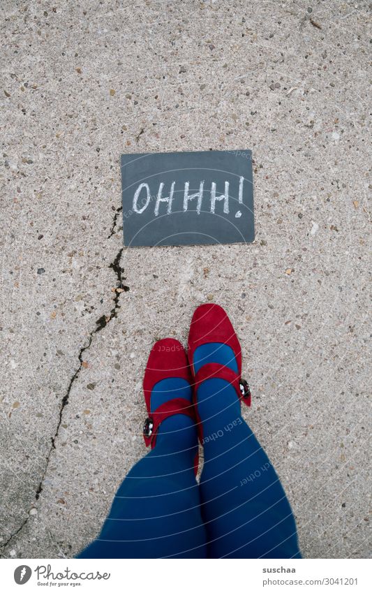 OHHH! oh! Beine Fuß weiblich Frau Junge Frau Damenschuhe Strümpfe Straße Asphalt blau rot Tafel Kreide Schriftzeichen Buchstaben Textmitteilung Redewendung