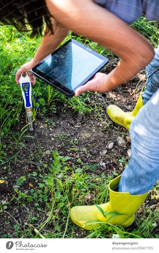 PH-Meter-Tester im Boden. Bodenmessung mit Digitalgerät Garten Labor Prüfung & Examen Werkzeug Technik & Technologie Frau Erwachsene Umwelt Pflanze Erde Schutz