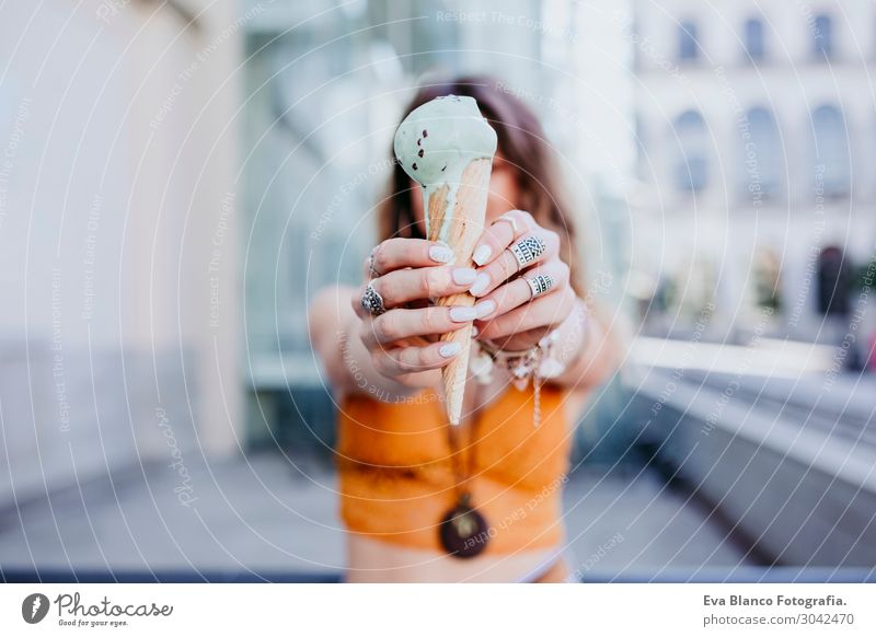 Schöne junge kaukasische Frau mit Minzeis in der Stadt. Speiseeis Essen Löffel Lifestyle Freude Glück schön Freizeit & Hobby Sommer feminin Junge Frau