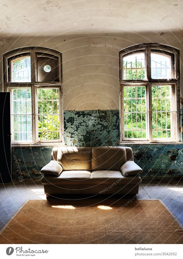 Das helle Sofa Kultur Haus Ruine Bauwerk Gebäude Architektur Mauer Wand Sehenswürdigkeit sitzen alt dreckig braun grün Fenster Fensterscheibe Glas Teppich