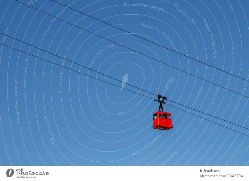 aufwärts oder abwärts Tourismus Ausflug Freiheit Berge u. Gebirge wandern Himmel Wolkenloser Himmel Schönes Wetter Seilbahn blau rot Gondellift hoch tief