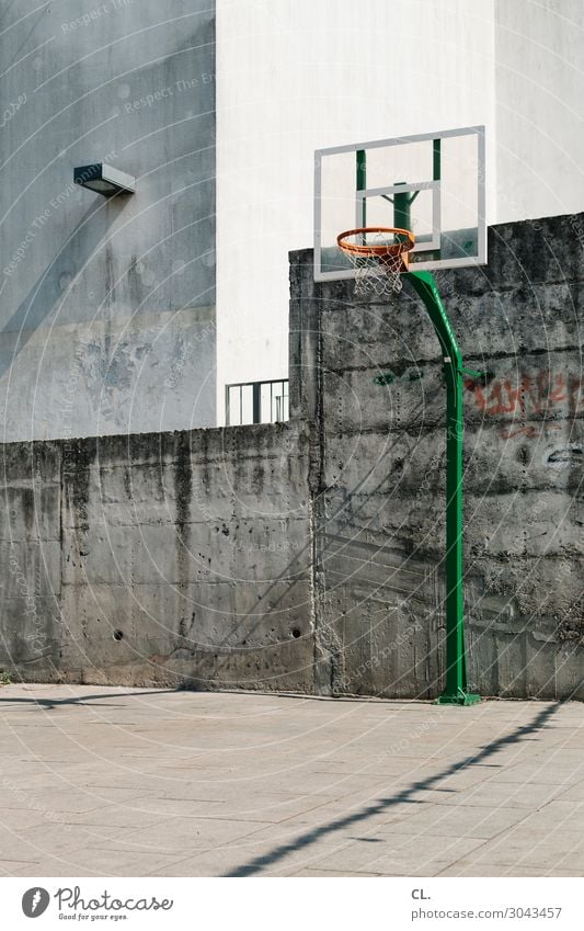 basketballplatz Freizeit & Hobby Spielen Sport Ballsport Basketball Sportstätten Basketballplatz Schönes Wetter Stadt Menschenleer Platz Mauer Wand