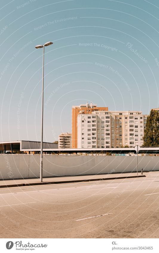 die andere seite Himmel Wolkenloser Himmel Schönes Wetter Portugal Stadt Stadtrand Menschenleer Haus Hochhaus Gebäude Architektur Mauer Wand Verkehr