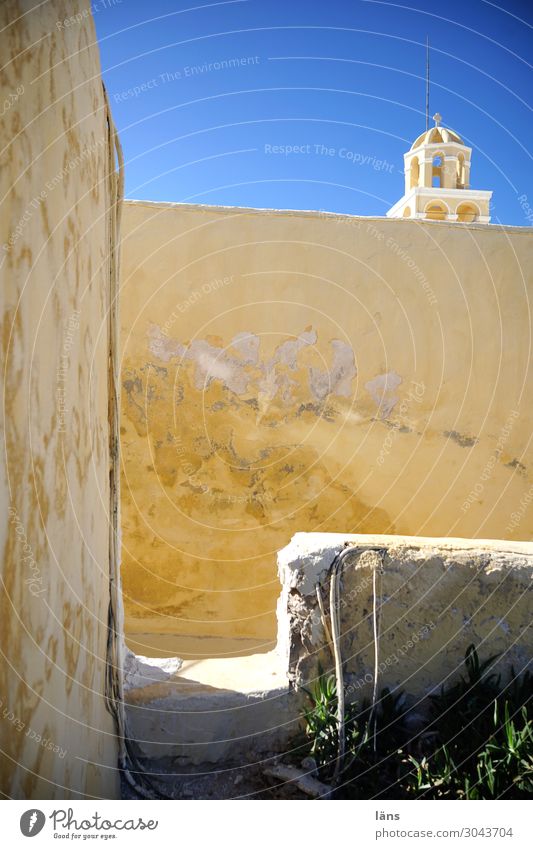 vom dunkel ins licht Oia Griechenland Dorf Kleinstadt Altstadt Menschenleer Kirche Dom Bauwerk Gebäude Mauer Wand Wärme gelb Farbfoto Außenaufnahme