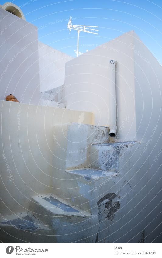 Kommen und gehen Mauer Wand Treppe Beginn einzigartig Haus Antenne fallrohr menschenleer Griechenland Santorin Farbfoto Außenaufnahme Textfreiraum links