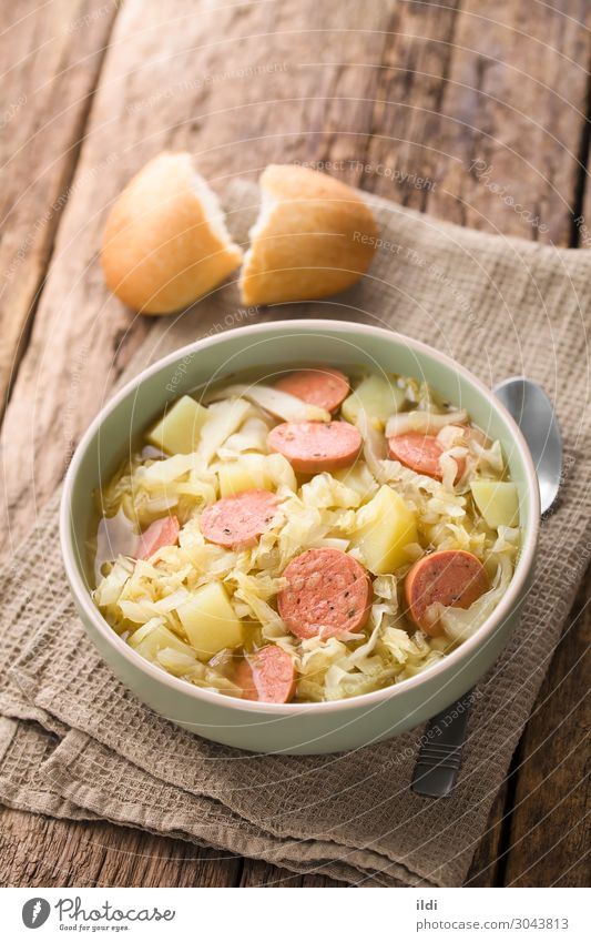 Kraut, Kartoffel und Wurst Eintopf Fleisch Wurstwaren Gemüse Suppe frisch Lebensmittel schmoren Kohlgewächse kreuzbefleckt Bratwurst Chorizo longaniza Scheibe