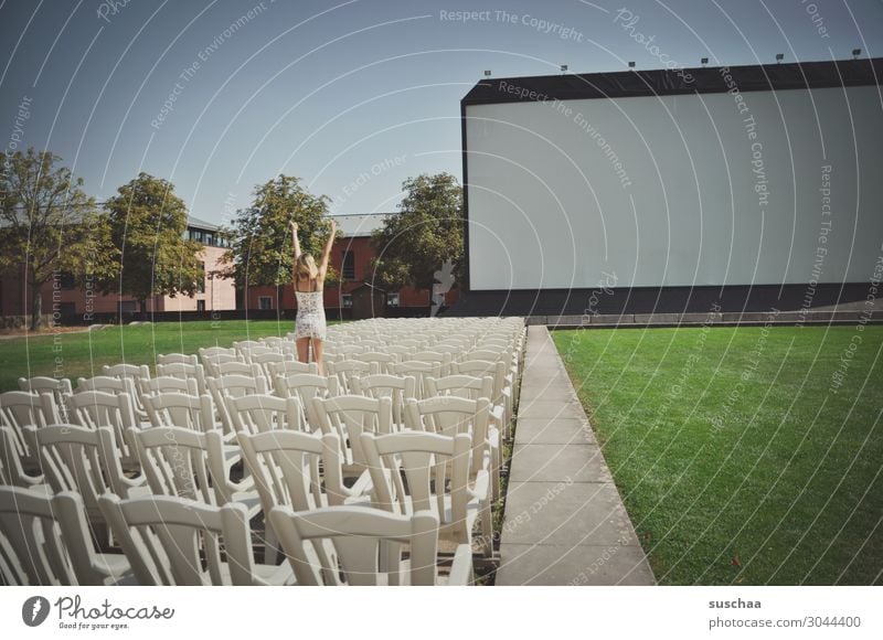 kino Kino Open-Air-Kino Film Filmvorführung Außenaufnahme Stuhl Sitzgelegenheit 1 Mensch Mädchen Jugendliche Junge Frau Applaus Erwartung Vorfreude Rasen