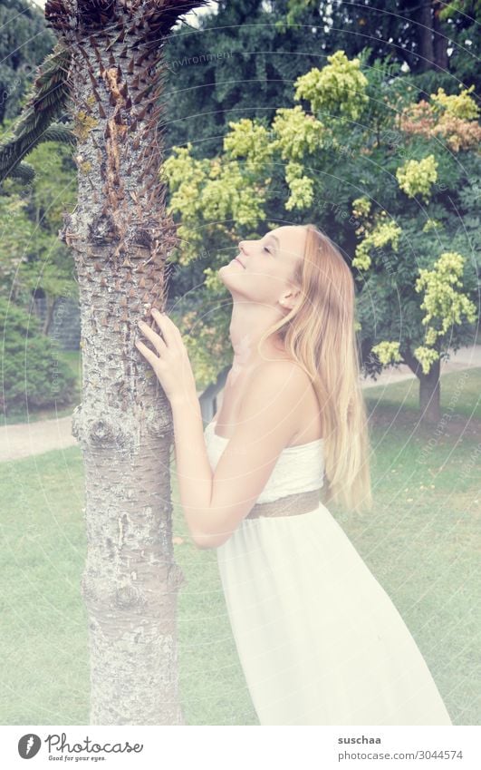 ja ja die jugend Mädchen Junge Frau Jugendliche Romantik Baum langhaarig Spielen Lebensfreude dankbar Freude Nadelbaum Baumstamm Sommer sommerlich Kleid