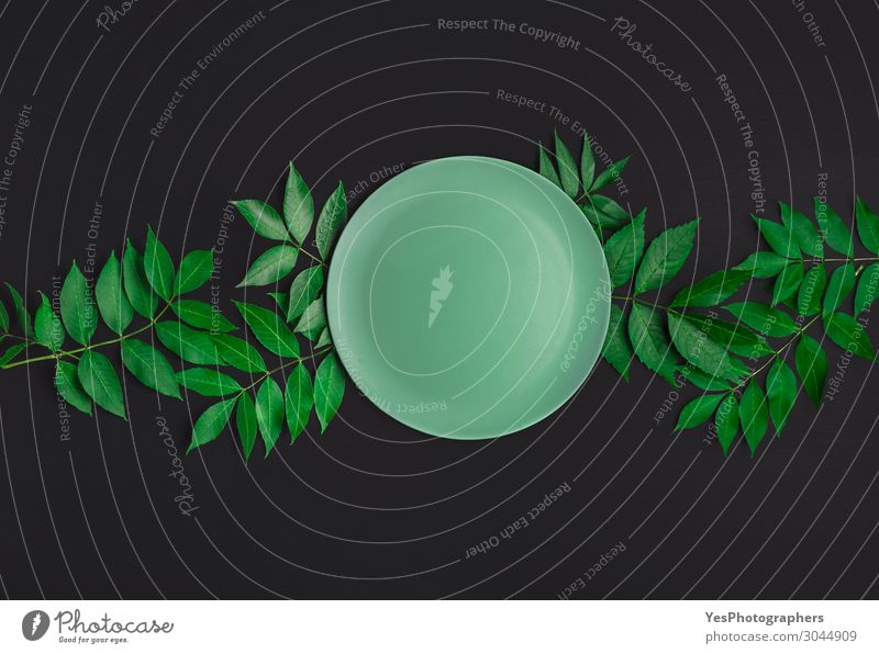 Grüner Teller auf Blättern. Essenshintergrund und leeres Gericht Geschirr Gesunde Ernährung Dekoration & Verzierung Tisch Küche Restaurant Blatt Ornament