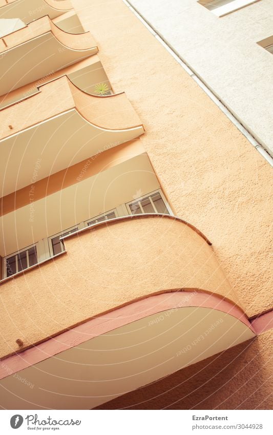 Ecken überbewertet Stadt Haus Bauwerk Gebäude Architektur Mauer Wand Fassade Balkon Linie retro orange rot weiß Farbe Neigung Farbfoto Gedeckte Farben