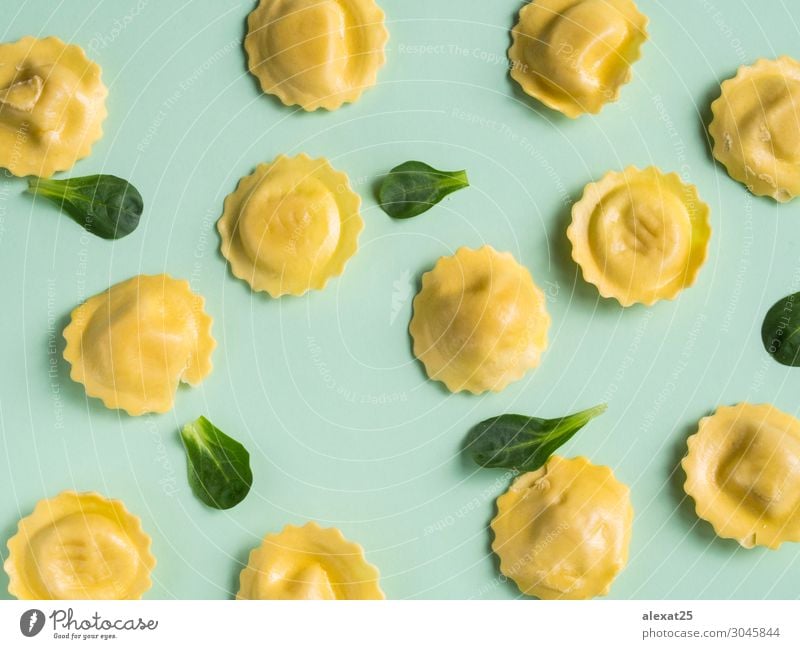 Grünes rohes Ravioli-Muster Mittagessen Abendessen lecker grün Kreativität Tradition Hintergrund kochen & garen Essen zubereiten flach Lebensmittel