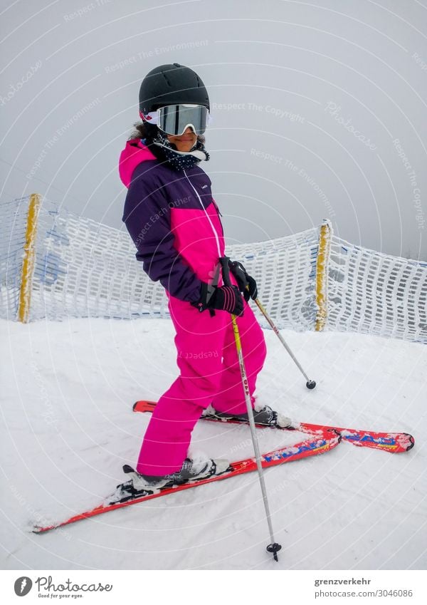 Abgefahrn Schnee Winterurlaub Skifahren Skianzug Skier Skistöcke Skihelm Skifahrer Abfahrtsrennen Skipiste Mensch feminin Mädchen 1 8-13 Jahre Kind Kindheit