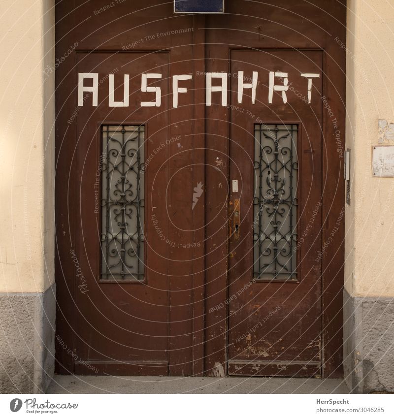 Eingang / Ausfahrt Stadt Altstadt Haus Tor Bauwerk Gebäude Mauer Wand Tür Holz Schriftzeichen alt einzigartig braun bescheiden Eingangstor Durchgang schmal