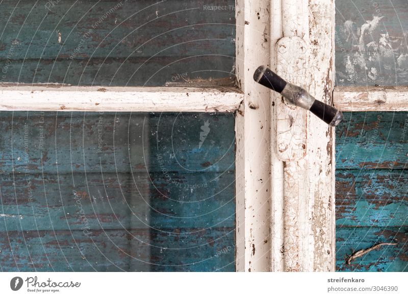 Verschlossen - alter Fensterrahmen vor verschlossenem Fensterladen Häusliches Leben Wohnung Haus Renovieren Raum Fensterkreuz Fenstergriff Holz Glas dunkel