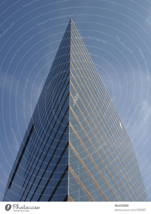 Eine Spitze Sache Hochhaus Ecke Symmetrie Gebäude Architektur Düsseldorf Medienhafen Stadttor Himmel blau