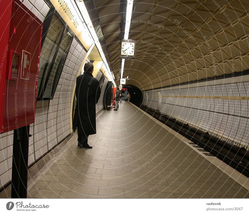 U-Bahn Nachtleben Stil Drogenhandel dunkel Verkehr Mensch