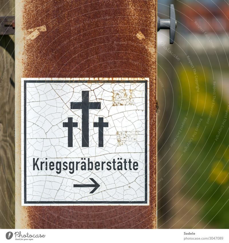 Kriegsgräberstätte Rost Zeichen Schriftzeichen Schilder & Markierungen Hinweisschild Warnschild Kreuz Friedhof Traurigkeit authentisch retro trist demütig