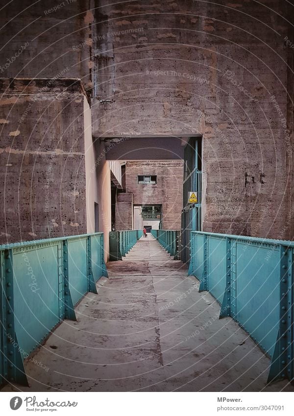 auf dem staudamm Technik & Technologie Mensch 1 alt Beton Stahl Bauwerk Staumauer Industrie trist Wege & Pfade Durchgang Farbfoto Außenaufnahme