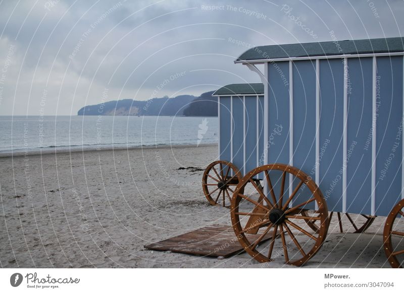 standwagern Umwelt Natur Landschaft Ferne Meer Ostsee Strand Strandkorb Strandhaus Strandleben Wagenräder Klippe Sand Wolken Ferien & Urlaub & Reisen Farbfoto