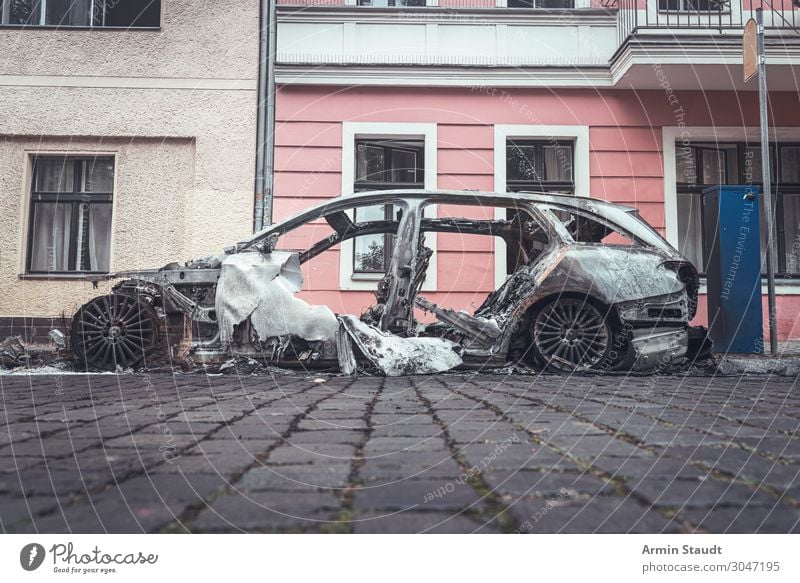 Kreuzberger Nächte Lifestyle Hauptstadt Stadtzentrum Straße bedrohlich Stimmung Angst gefährlich Desaster Endzeitstimmung PKW ausgebrannt brandanschlag Anschlag