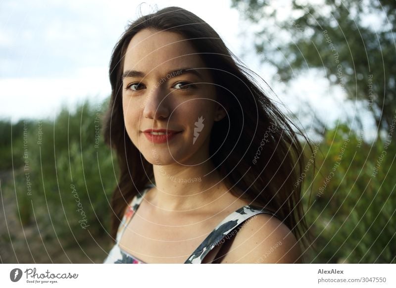 Portrait einer jungen Frau draussen Lifestyle Stil Freude schön Leben Wohlgefühl Junge Frau Jugendliche 18-30 Jahre Erwachsene Landschaft Sommer Schönes Wetter